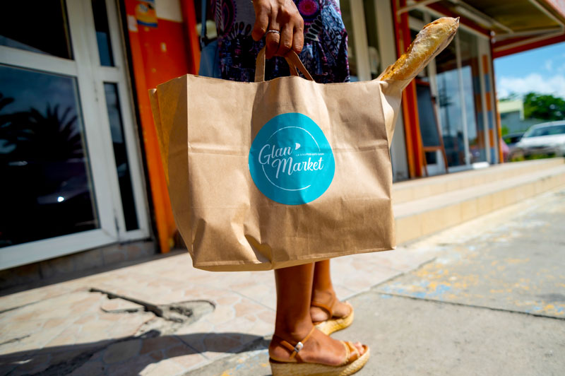 Photo glaneuse portant son Glan'Bag devant un commerce